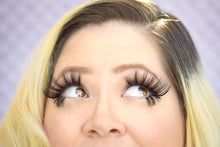 Cargar imagen en el visor de la galería, Cotton Candy Dreams Eyelash Collection by Timoi