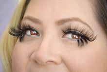 Cargar imagen en el visor de la galería, Cotton Candy Dreams Eyelash Collection by Timoi