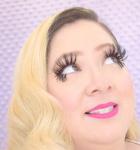 Cargar imagen en el visor de la galería, Cotton Candy Dreams Eyelash Collection by Timoi