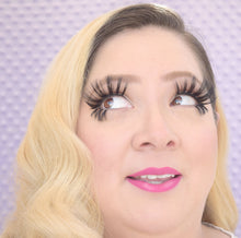 Cargar imagen en el visor de la galería, Cotton Candy Dreams Eyelash Collection by Timoi