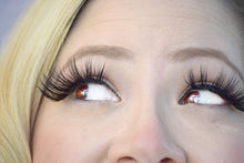 Cargar imagen en el visor de la galería, Cotton Candy Dreams Eyelash Collection by Timoi