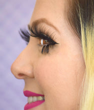 Cargar imagen en el visor de la galería, Cotton Candy Dreams Eyelash Collection by Timoi